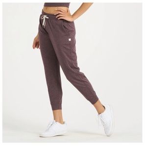 Vuori NWOT performance jogger, smoked plum color